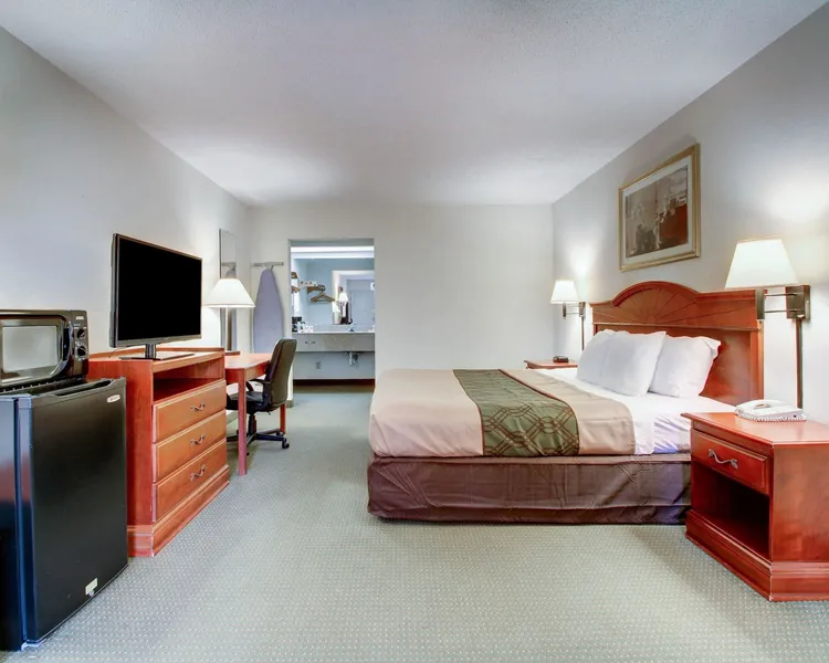Econo Lodge Inn & Suites Gulfport Airport hotel detail image 6