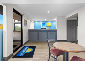 Days Inn by Wyndham Ocean Springs hotel thumbnail 2