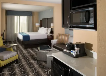 Holiday Inn Express and Suites Kansas City Airport by IHG hotel thumbnail 2