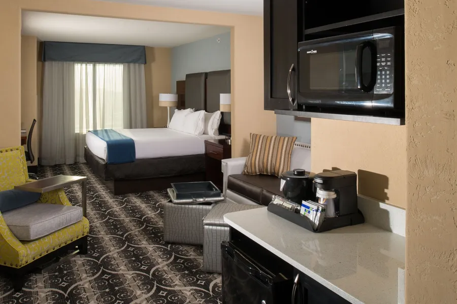 Holiday Inn Express and Suites Kansas City Airport by IHG hotel detail image 2