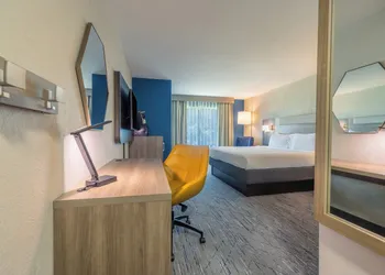 Holiday Inn Express and Suites Kansas City Airport by IHG hotel thumbnail 4