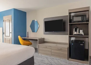 Holiday Inn Express and Suites Kansas City Airport by IHG hotel thumbnail 8