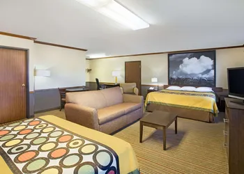 Super 8 by Wyndham New Hampton hotel thumbnail 3