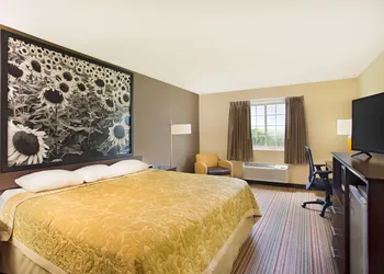 Super 8 by Wyndham New Hampton hotel thumbnail 4