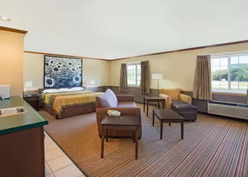 Super 8 by Wyndham New Hampton hotel thumbnail 5