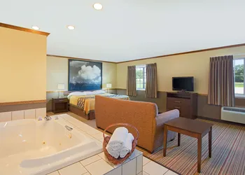 Super 8 by Wyndham New Hampton hotel thumbnail 6