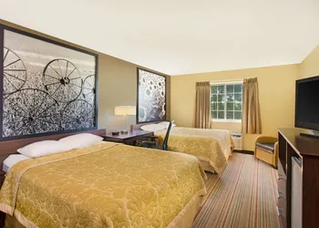 Super 8 by Wyndham New Hampton hotel thumbnail 7