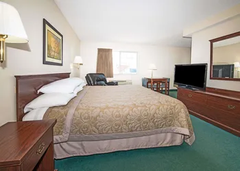 Super 8 by Wyndham Richmond hotel thumbnail 7