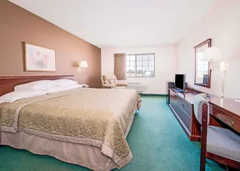 Super 8 by Wyndham Richmond hotel thumbnail 8