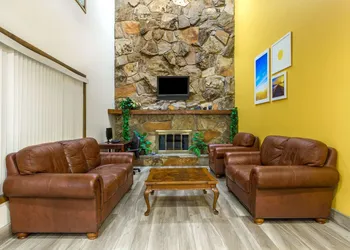 Days Inn by Wyndham Delta hotel thumbnail 3