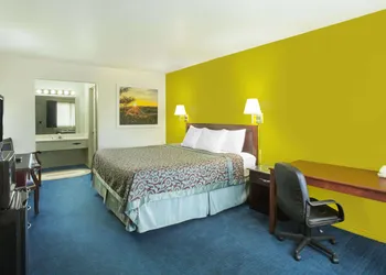 Days Inn by Wyndham Delta hotel thumbnail 7