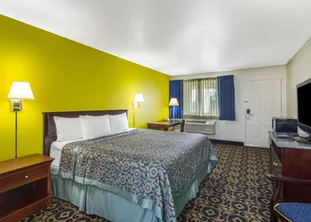 Days Inn by Wyndham Delta hotel thumbnail 8