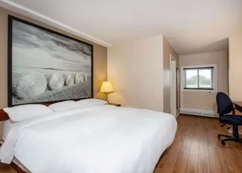 Super 8 by Wyndham Smoky Lake hotel thumbnail 6