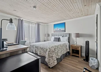 Edge of the Avalon Inn hotel thumbnail 6