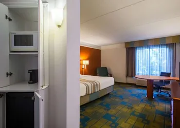 La Quinta Inn & Suites by Wyndham Charlotte Airport South hotel thumbnail 5