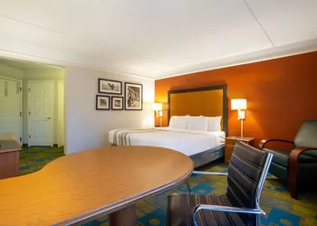 La Quinta Inn & Suites by Wyndham Charlotte Airport South hotel thumbnail 7