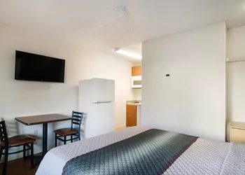 HomeTowne Studios by Red Roof Denver - Thornton hotel thumbnail 4