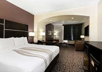 La Quinta Inn & Suites by Wyndham Denver Gateway Park hotel thumbnail 6