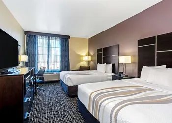 La Quinta Inn & Suites by Wyndham Denver Gateway Park hotel thumbnail 4