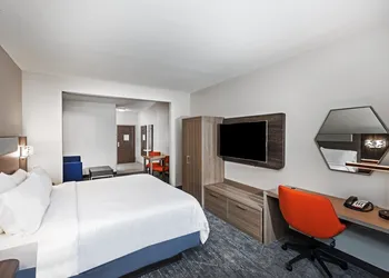 Holiday Inn Express Hotel & Suites - Houston Space Center by IHG hotel thumbnail 6
