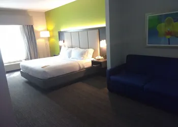 Holiday Inn Express Hotel & Suites Pearland by IHG hotel thumbnail 4