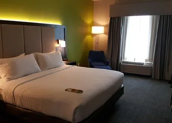 Holiday Inn Express Hotel & Suites Pearland by IHG hotel thumbnail 5