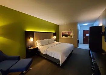 Holiday Inn Express Hotel & Suites Pearland by IHG hotel thumbnail 8
