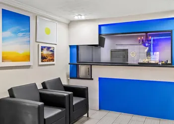 Days Inn by Wyndham Houston East hotel thumbnail 2