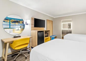 Days Inn by Wyndham Houston East hotel thumbnail 5