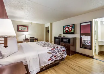 Red Roof Inn Houston East – I-10 hotel thumbnail 8