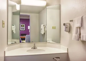 Travelodge by Wyndham Houston Cy-Fair hotel thumbnail 4