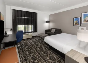 La Quinta Inn & Suites by Wyndham Houston Bush IAH South hotel thumbnail 6