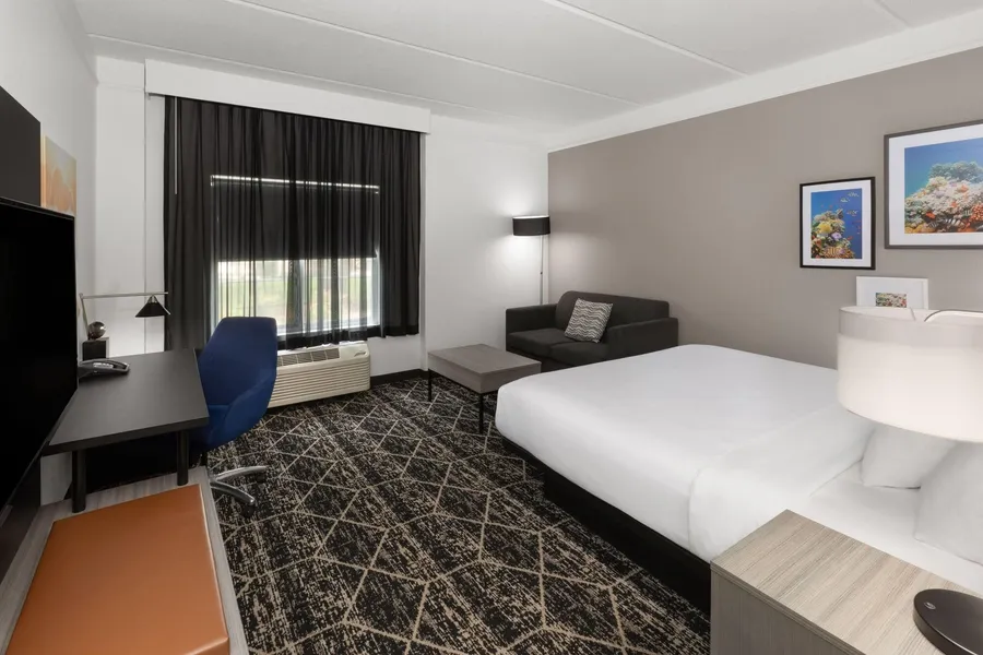 La Quinta Inn & Suites by Wyndham Houston Bush IAH South hotel detail image 6