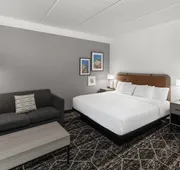 La Quinta Inn & Suites by Wyndham Houston Bush IAH South hotel detail image 7
