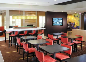 Courtyard by Marriott Houston Hobby Airport hotel thumbnail 2