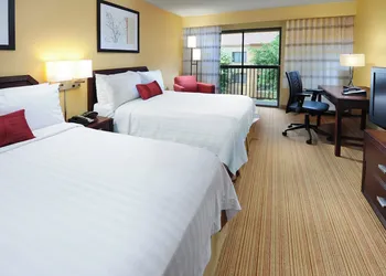 Courtyard by Marriott Houston Hobby Airport hotel thumbnail 6