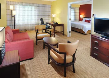 Courtyard by Marriott Houston Hobby Airport hotel thumbnail 7