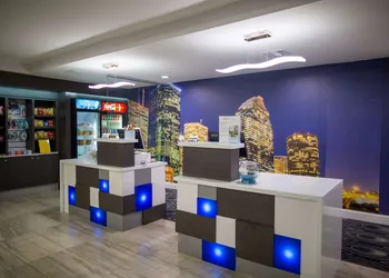 La Quinta Inn & Suites by Wyndham Houston East at Normandy hotel thumbnail 4