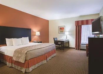 La Quinta Inn & Suites by Wyndham Houston East at Normandy hotel thumbnail 7