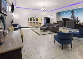La Quinta Inn & Suites by Wyndham Deer Park hotel thumbnail 3