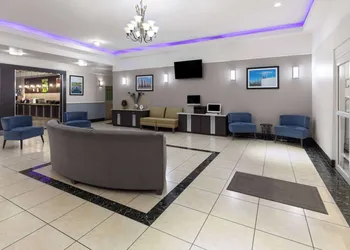 La Quinta Inn & Suites by Wyndham Deer Park hotel thumbnail 4