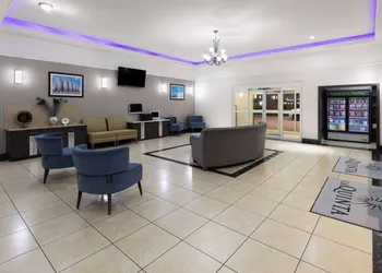 La Quinta Inn & Suites by Wyndham Deer Park hotel thumbnail 5