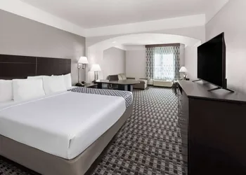 La Quinta Inn & Suites by Wyndham Deer Park hotel thumbnail 6