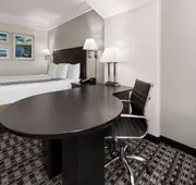 La Quinta Inn & Suites by Wyndham Deer Park hotel detail image 7