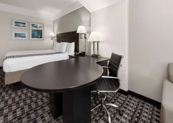 La Quinta Inn & Suites by Wyndham Deer Park hotel thumbnail 7