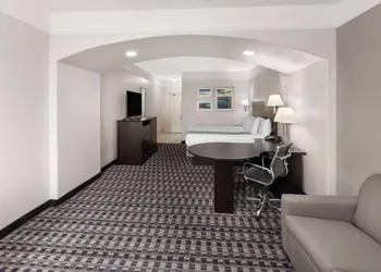 La Quinta Inn & Suites by Wyndham Deer Park hotel thumbnail 8