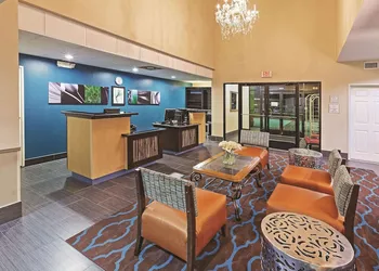La Quinta Inn & Suites by Wyndham Pasadena hotel thumbnail 2