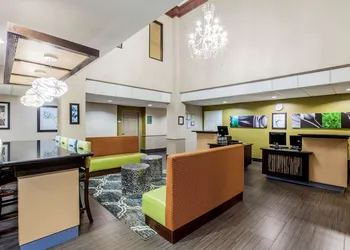 La Quinta Inn & Suites by Wyndham Pasadena hotel thumbnail 3
