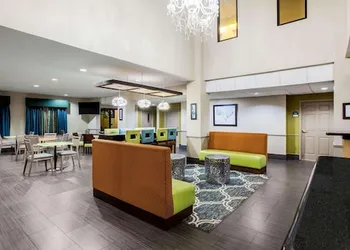 La Quinta Inn & Suites by Wyndham Pasadena hotel thumbnail 4