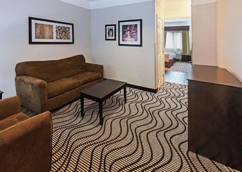 La Quinta Inn & Suites by Wyndham Pasadena hotel thumbnail 5